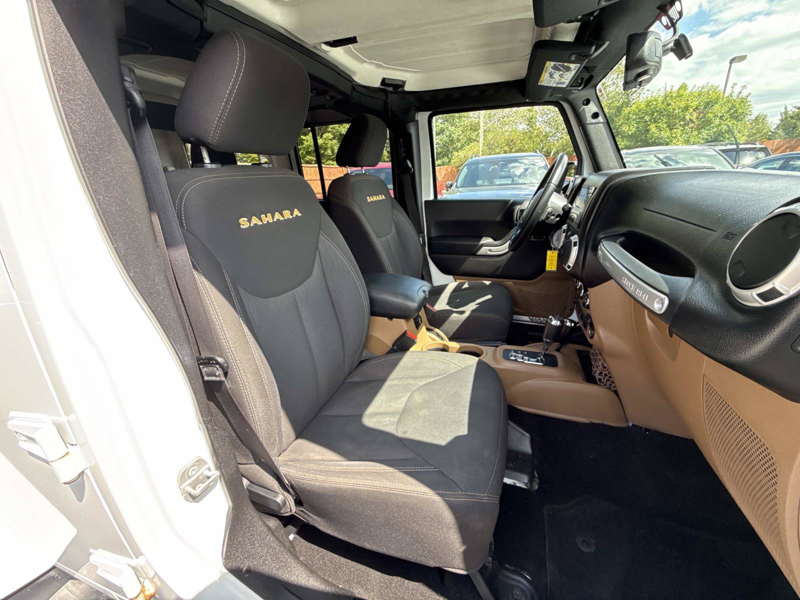 Used 2016 Jeep Wrangler Unlimited Sahara w/ Connectivity Group AWD/4WD image 12