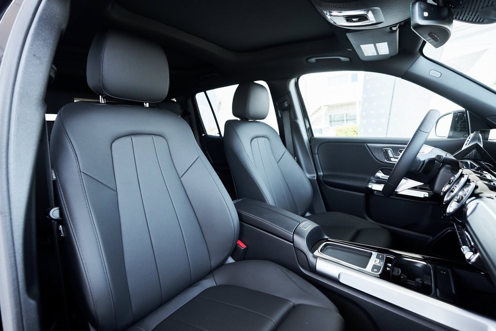 Used 2025 Mercedes-Benz GLB 250 4MATIC w/ Exclusive Package image 27