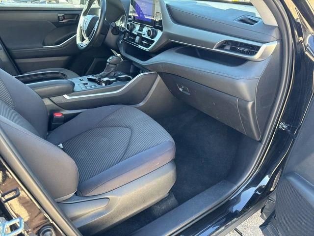 Used 2024 Toyota Highlander LE image 25