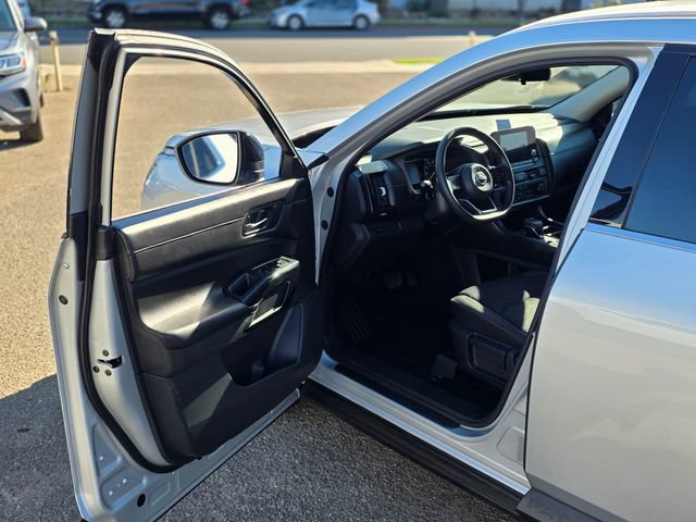 Used 2023 Nissan Pathfinder S image 38