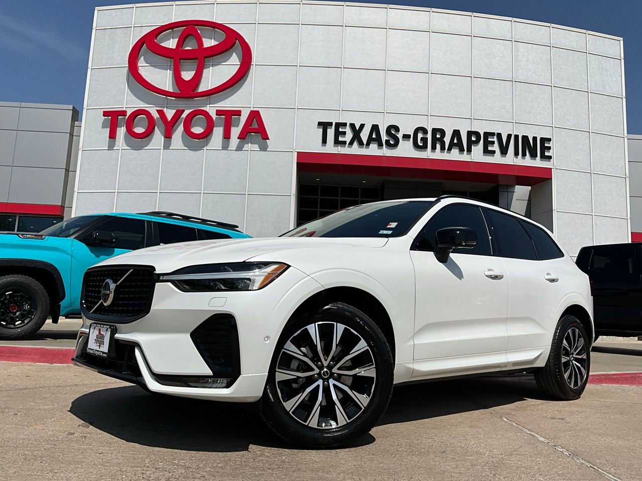 Used 2025 Volvo XC60 B5 Plus w/ Protection Package Premier image 2