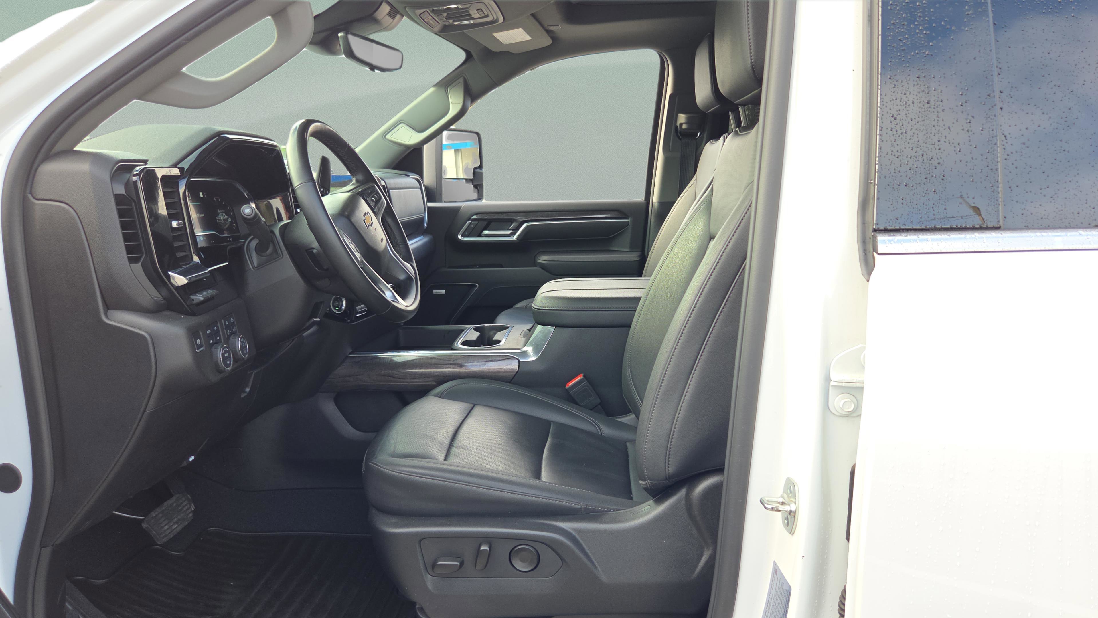 Used 2025 Chevrolet Silverado 2500 LTZ w/ LTZ Premium Package image 11