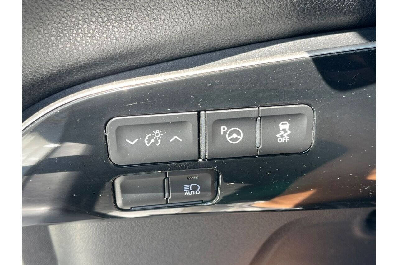 Used 2019 Toyota Prius LE w/ Carpet Mat Package FWD image 18