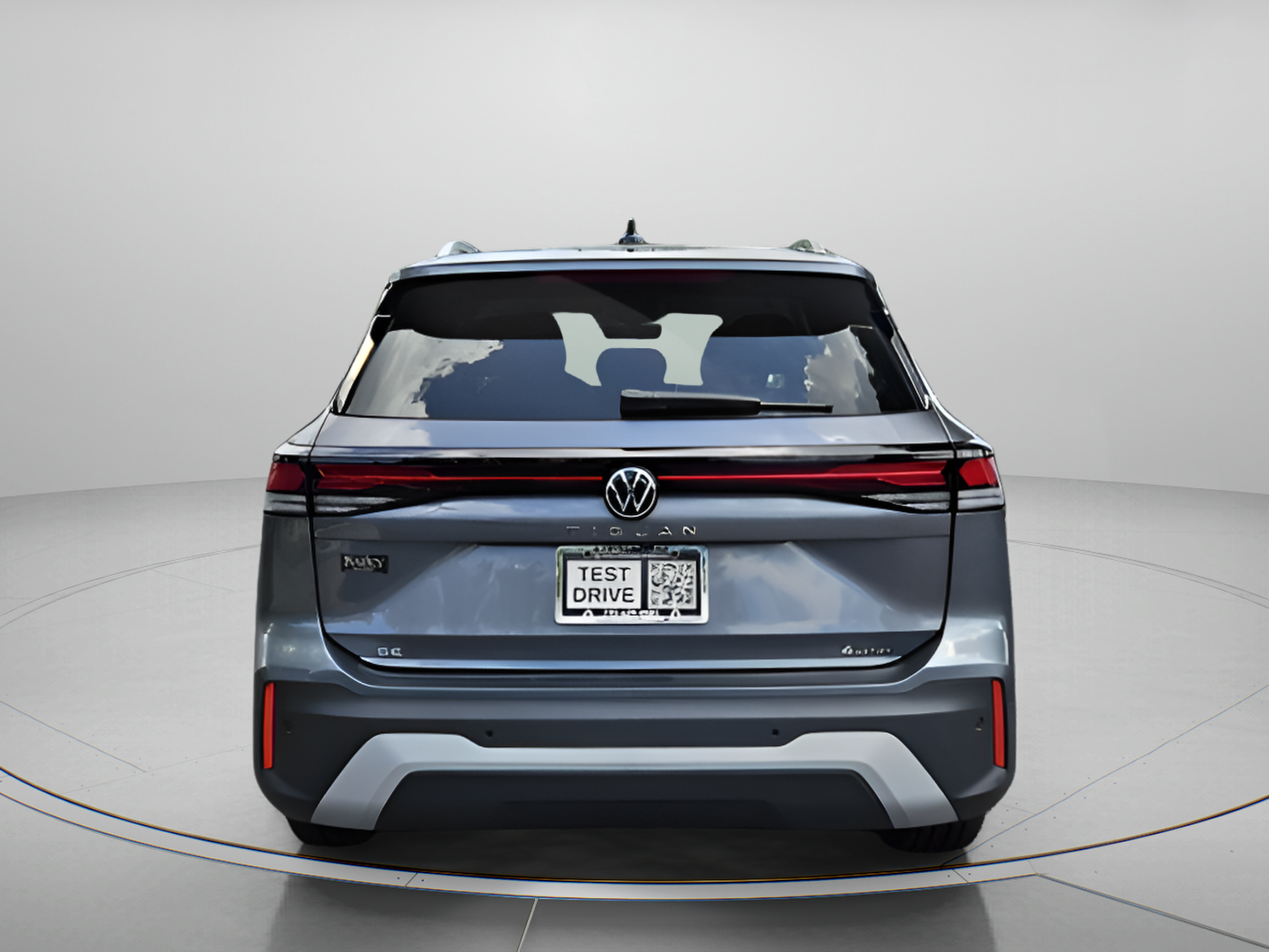 Used 2025 Volkswagen Tiguan SE AWD/4WD image 4