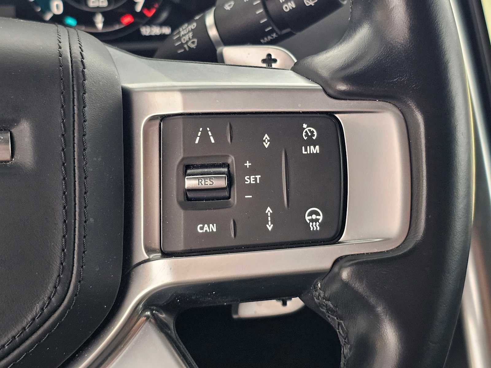 Used 2024 Land Rover Discovery Metropolitan Edition image 25