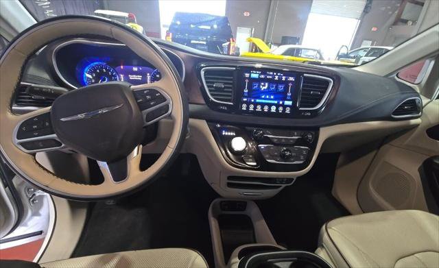 Used 2017 Chrysler Pacifica Limited w/ Tire & Wheel Group FWD image 8