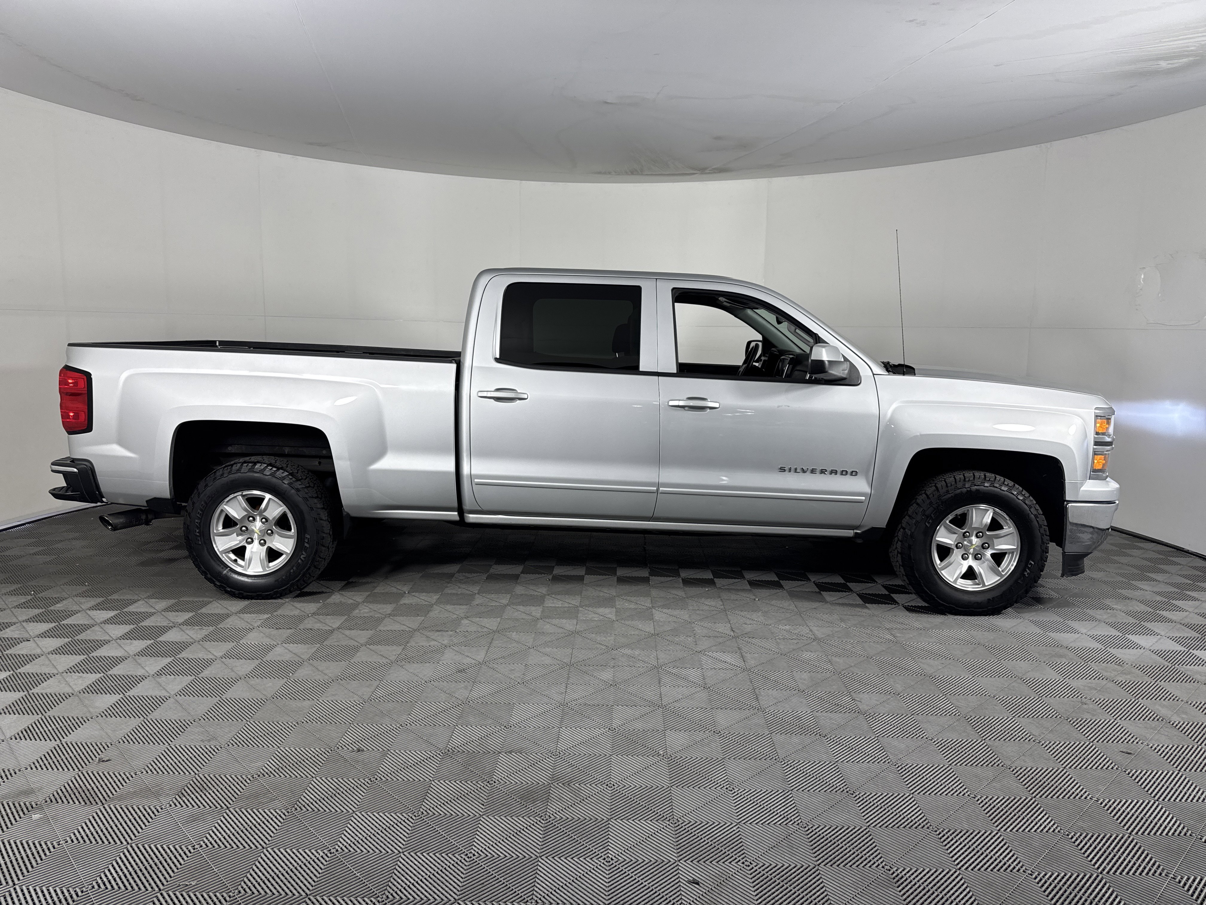 Used 2015 Chevrolet Silverado 1500 LT w/ LT Convenience Package RWD image 3