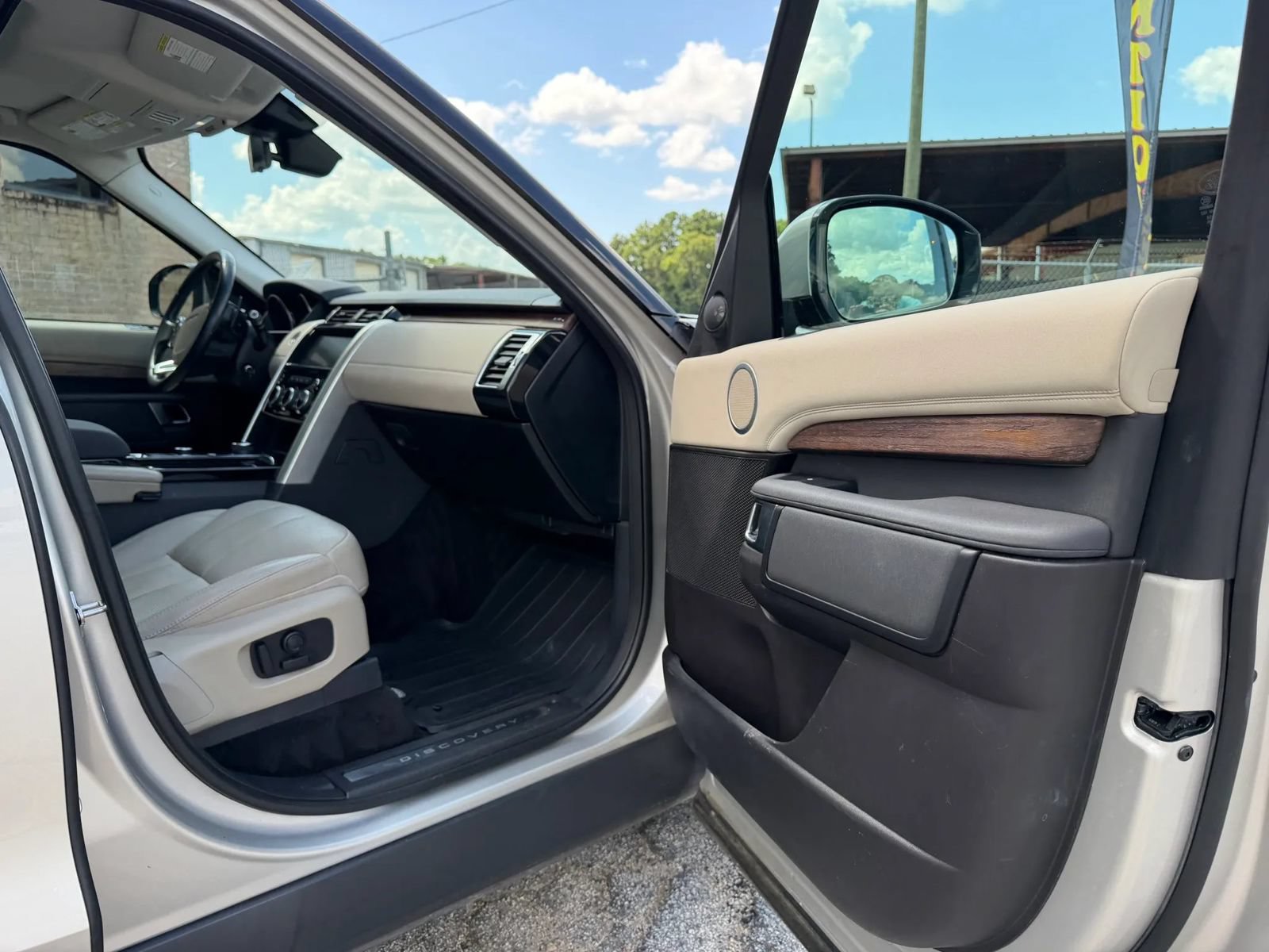 Used 2017 Land Rover Discovery HSE AWD/4WD image 9