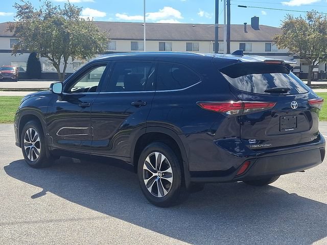 Used 2021 Toyota Highlander XLE AWD/4WD image 7