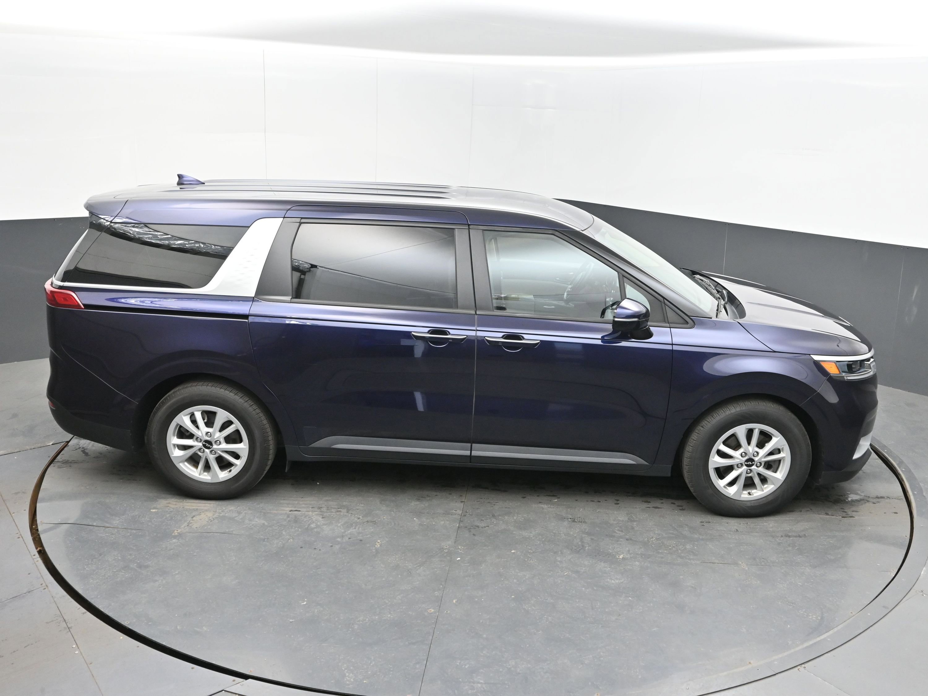 Used 2023 Kia Carnival LX image 36