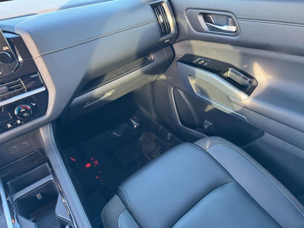 Used 2025 Nissan Pathfinder SL image 16