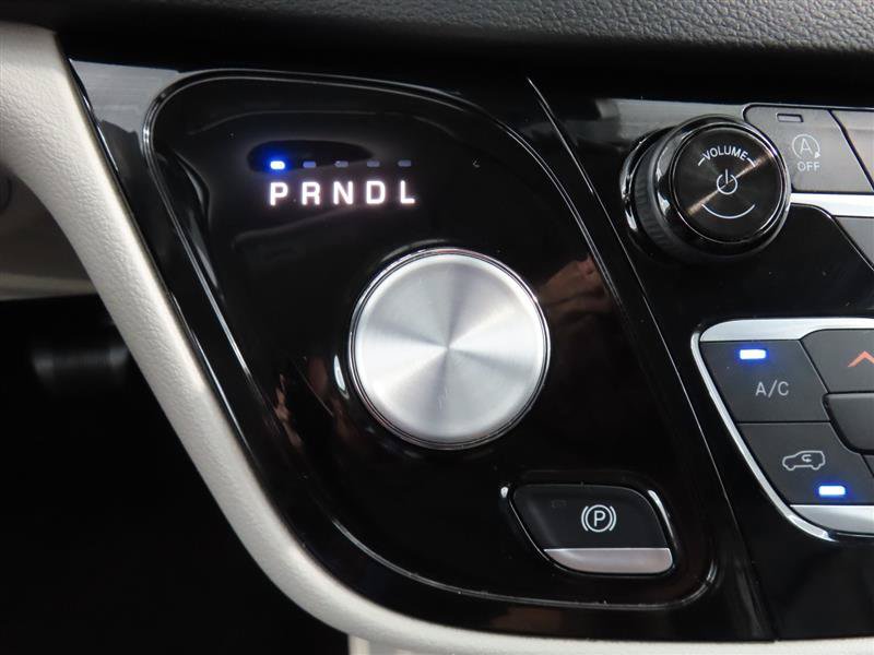 Used 2023 Chrysler Pacifica Touring-L FWD image 23