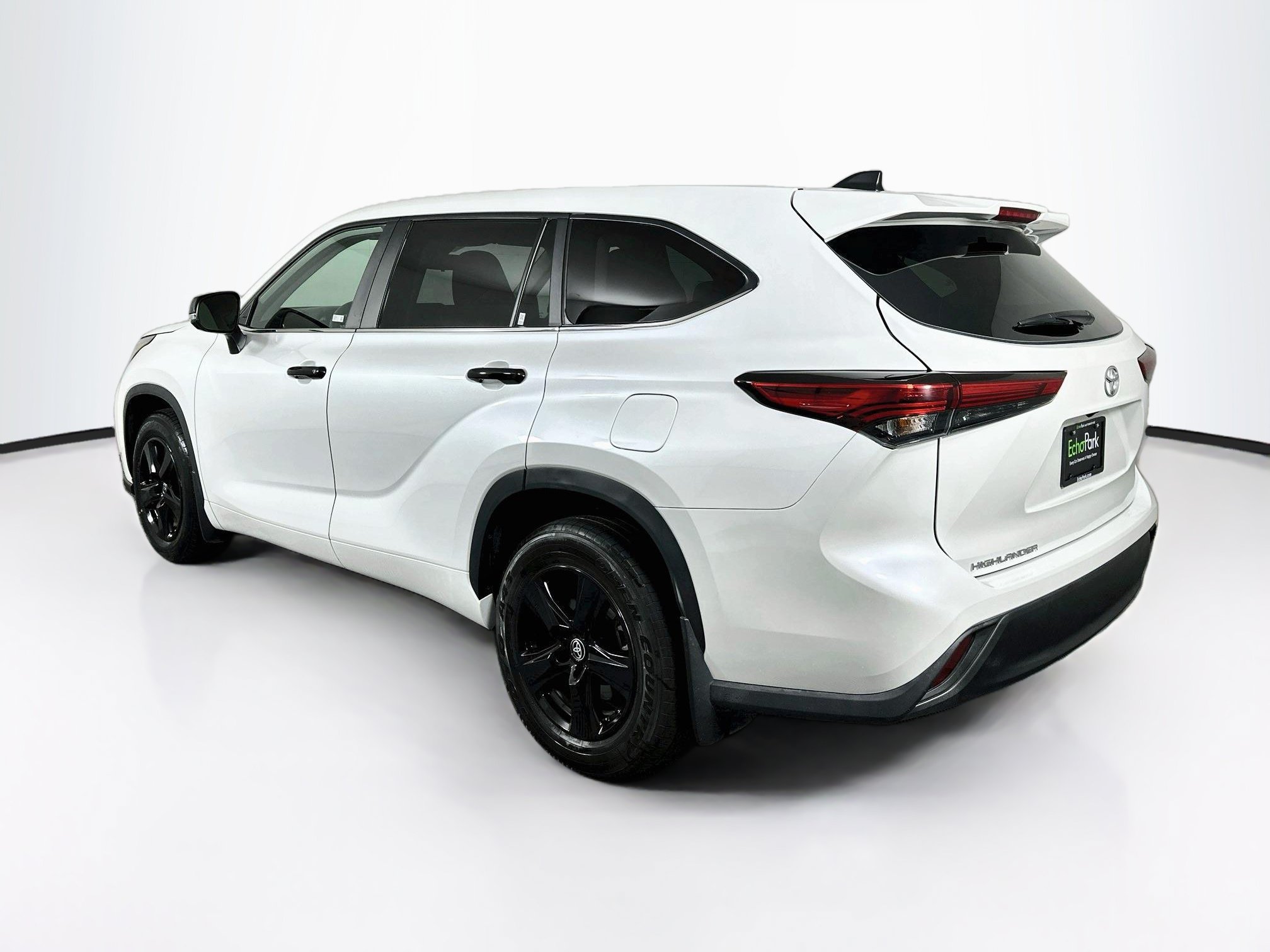 Used 2023 Toyota Highlander L FWD image 5