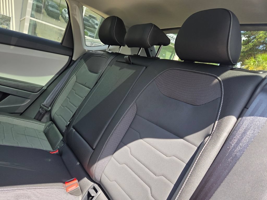 Certified 2025 Volkswagen Taos SE FWD image 24