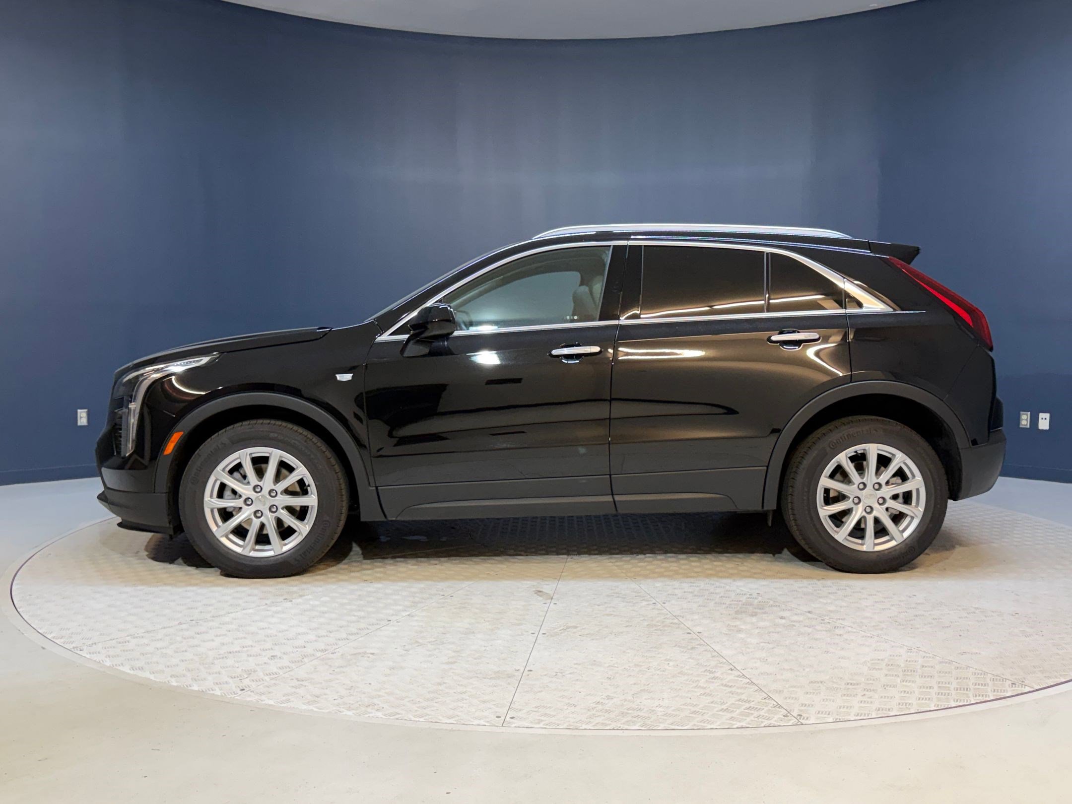 Used 2023 Cadillac XT4 Luxury FWD image 2