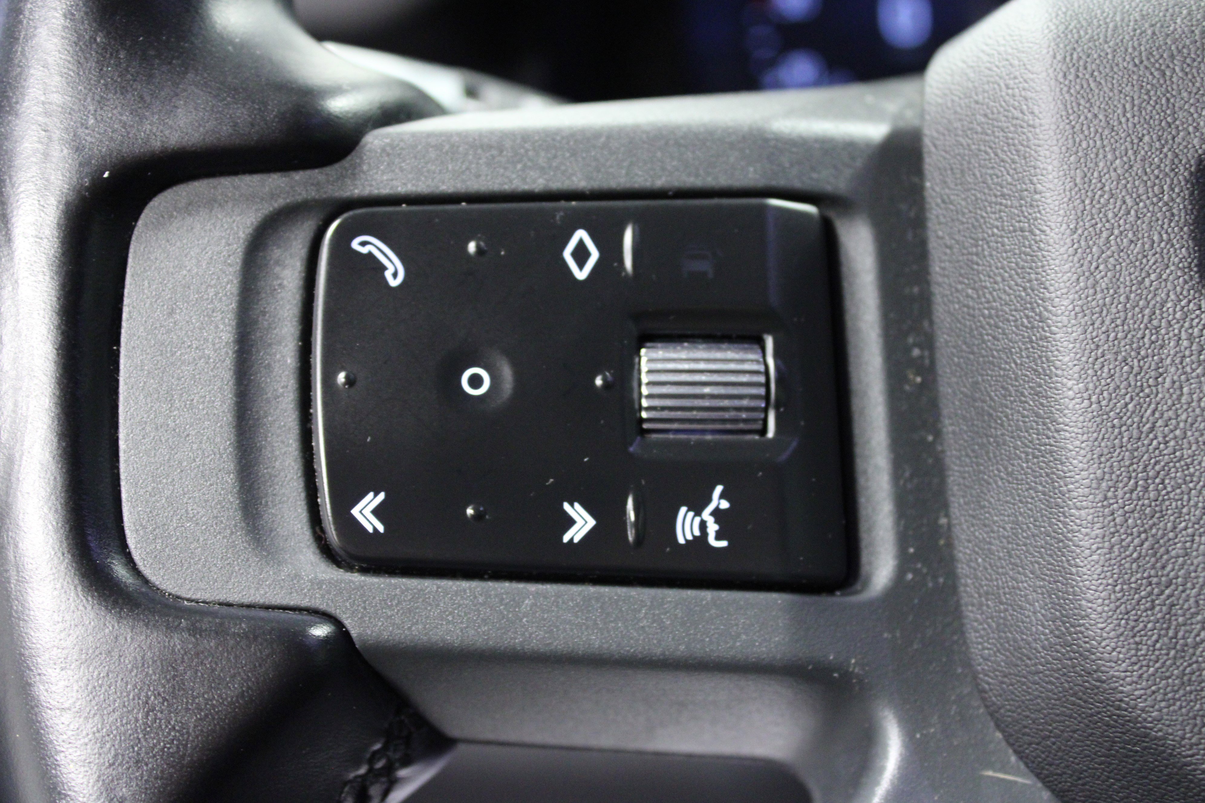 Used 2021 Land Rover Defender 90 X-Dynamic S image 19