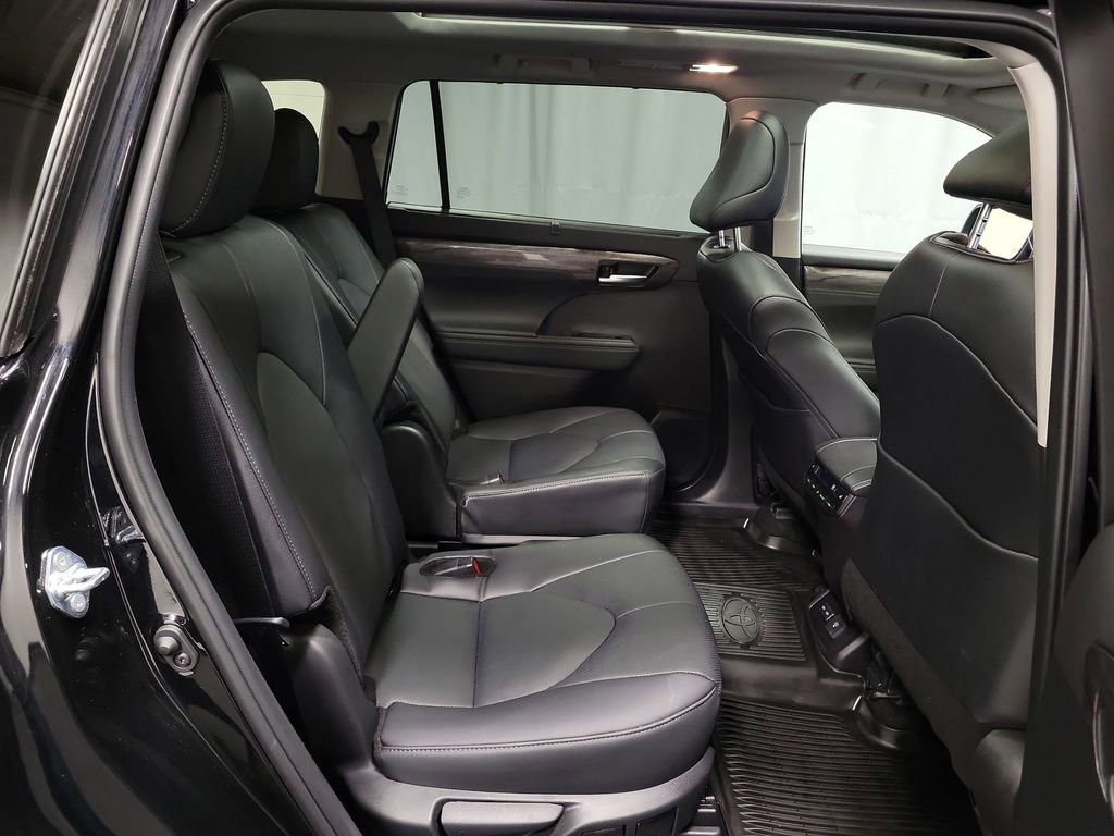 Used 2025 Toyota Highlander Platinum image 27