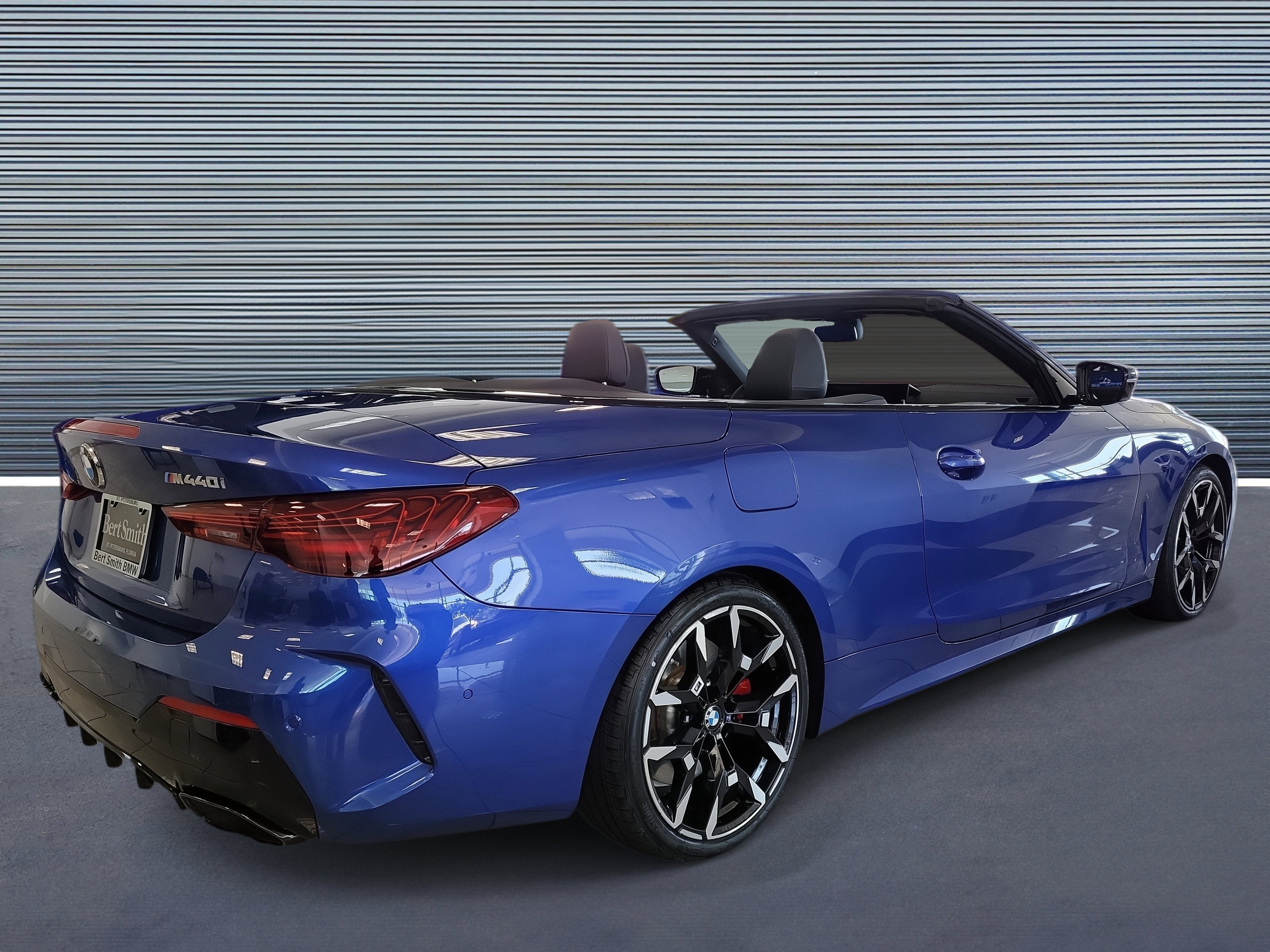 Used 2025 BMW M440i Convertible image 3