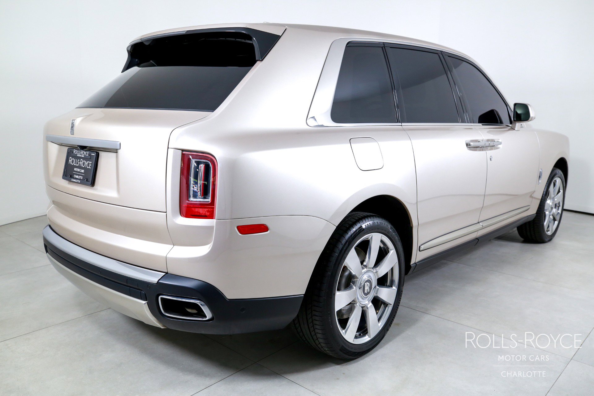 Used 2019 Rolls-Royce Cullinan image 2