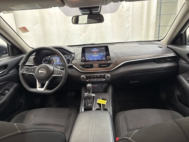 Used 2025 Nissan Altima 2.5 SV FWD image 13