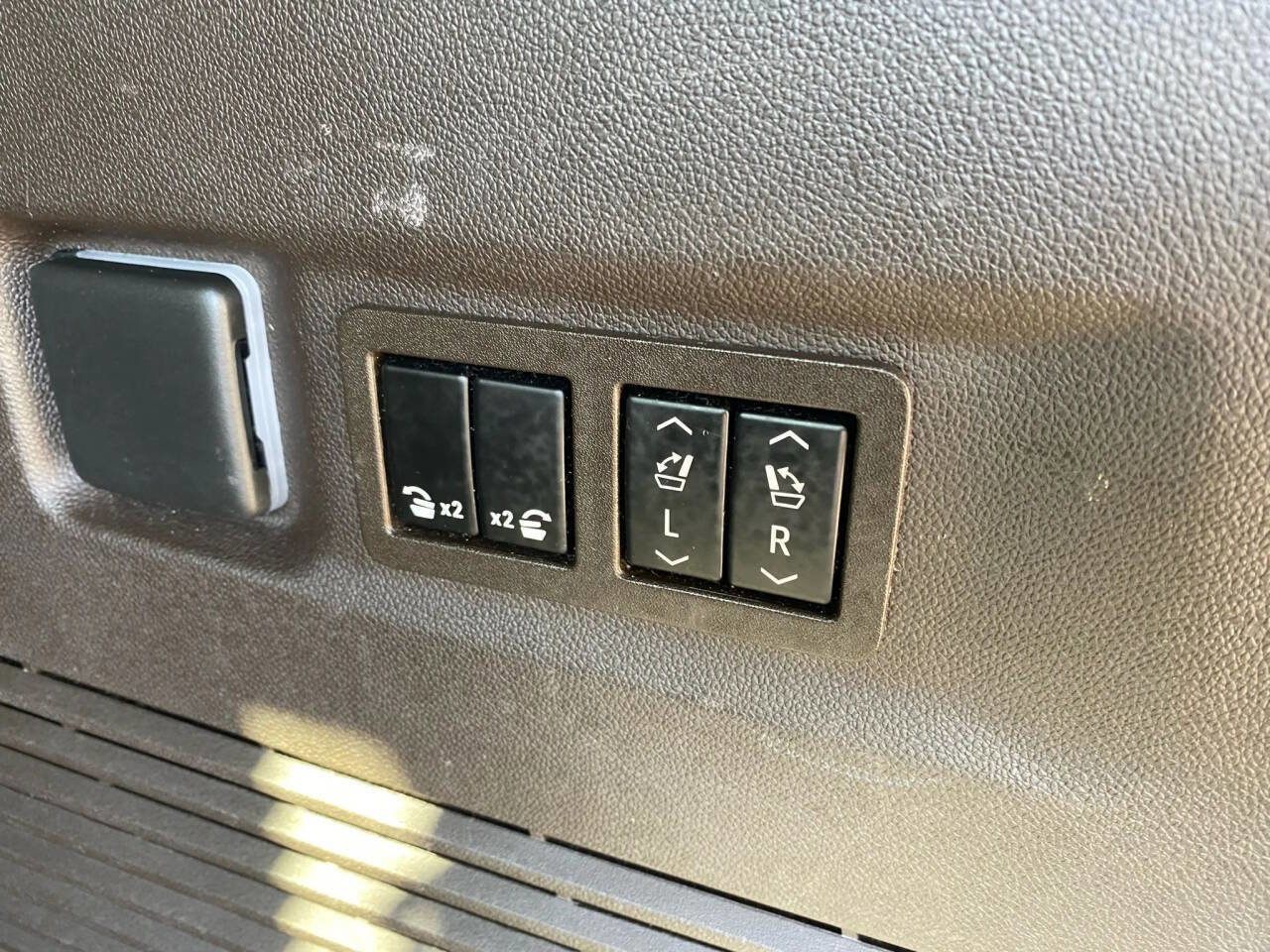 Used 2022 Chevrolet Suburban LT w/ LT Signature Plus Package image 29