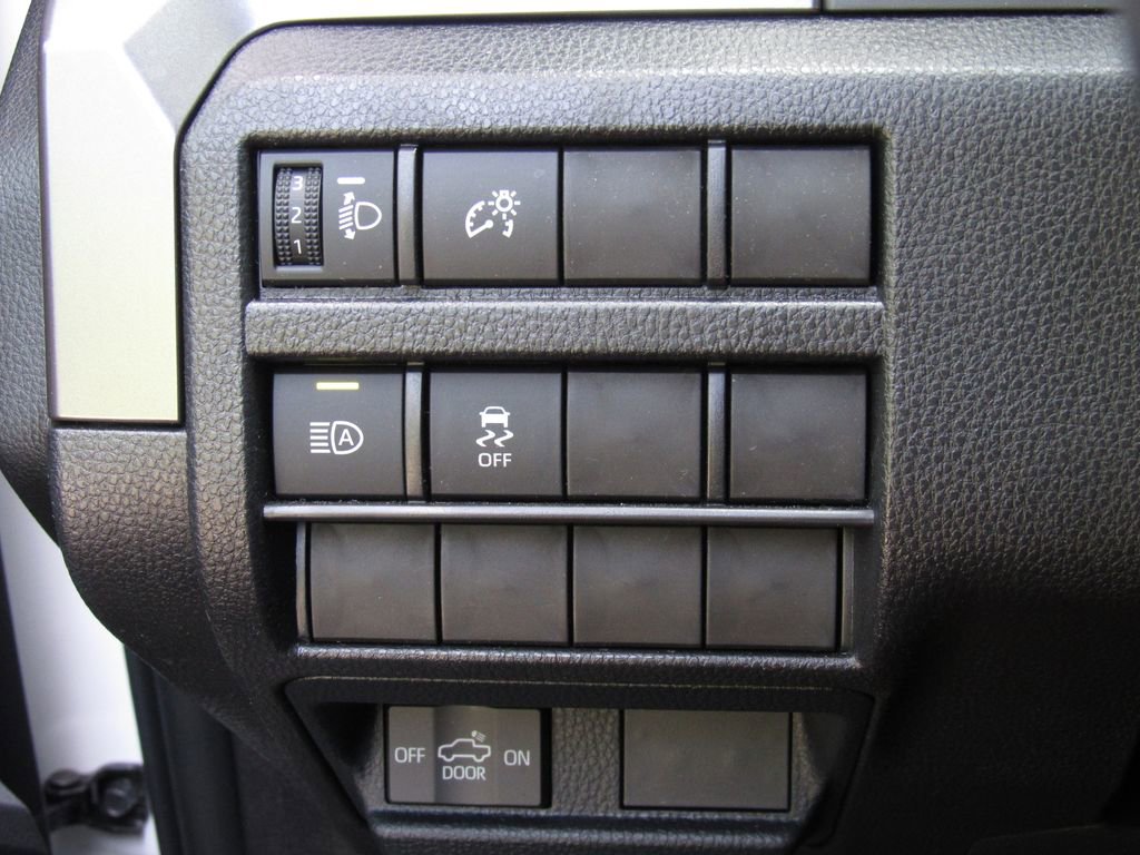 Certified 2025 Toyota Tacoma SR5 AWD/4WD image 34