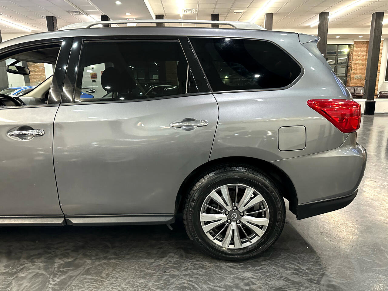 Used 2019 Nissan Pathfinder SV image 18