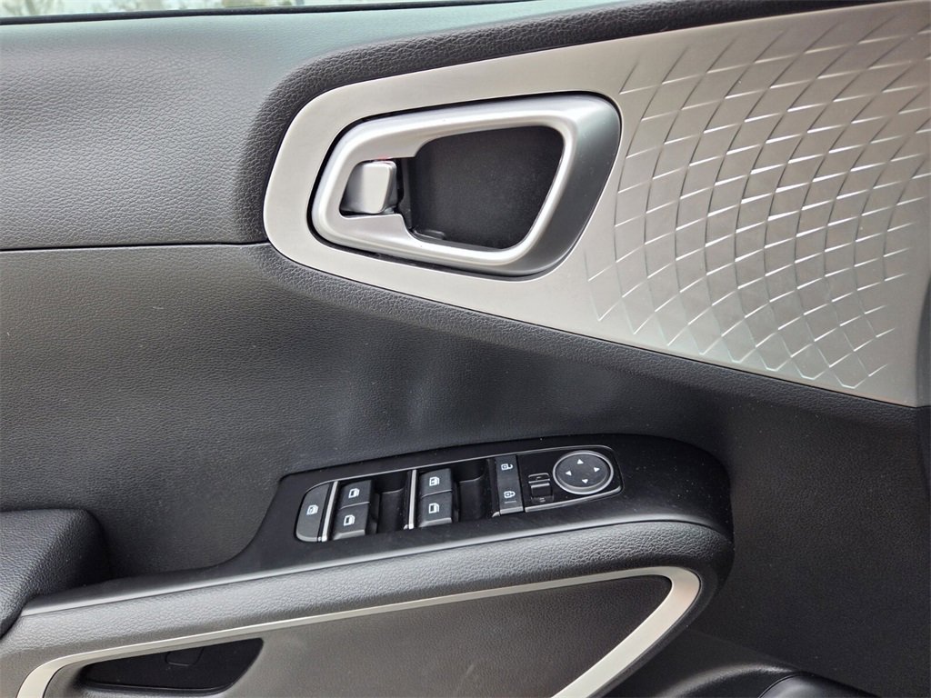 Used 2023 Kia Soul LX w/ LX Technology Package image 21