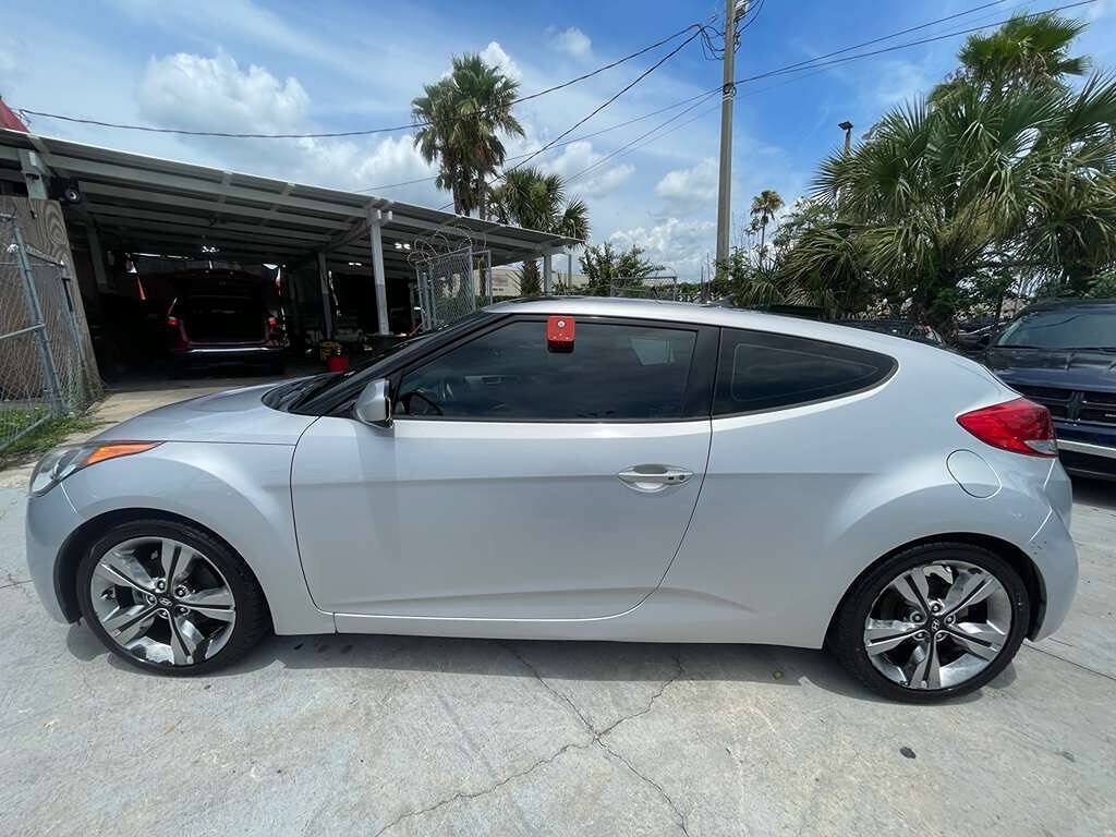 Used 2017 Hyundai Veloster Value Edition FWD image 5