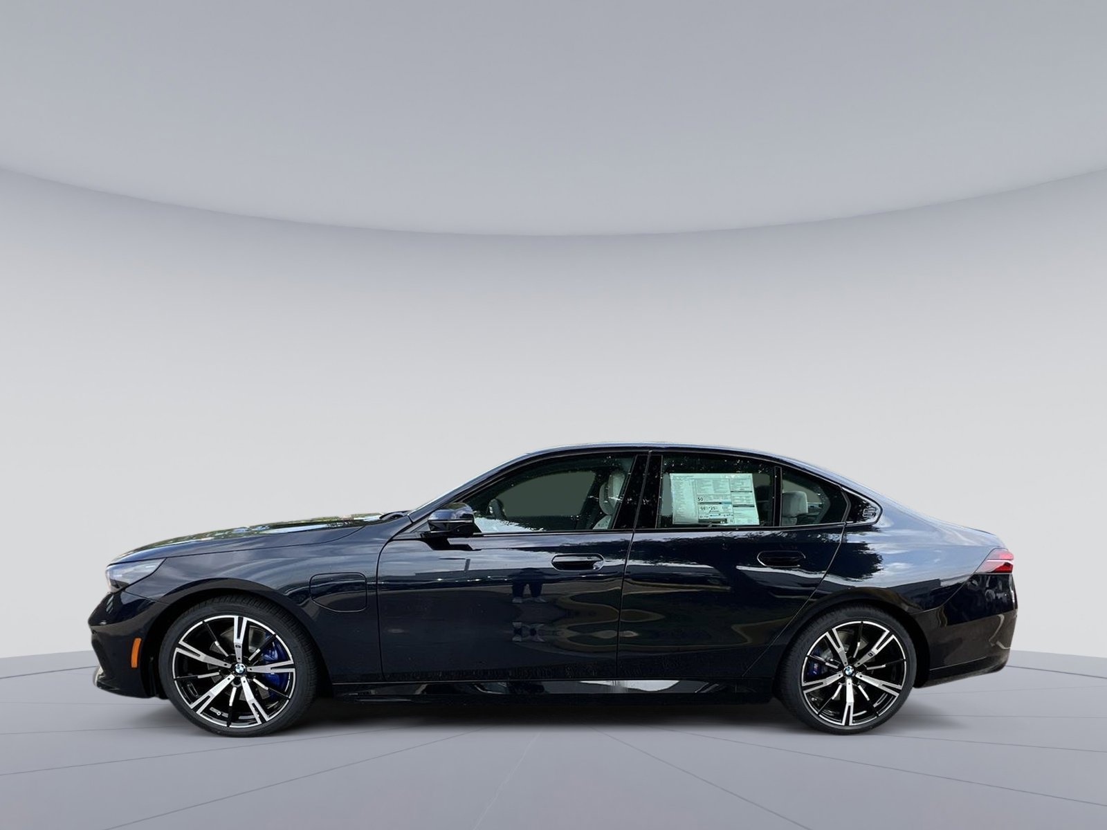 New 2026 BMW 550e xDrive w/ Executive Package image 2