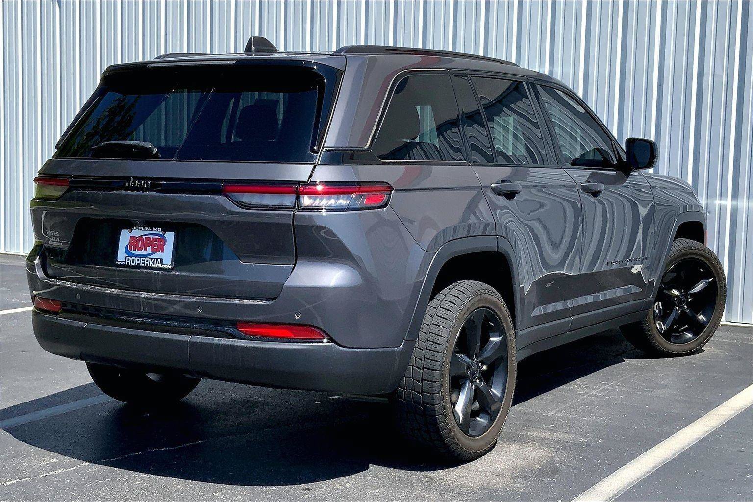 Used 2023 Jeep Grand Cherokee Altitude AWD/4WD image 11