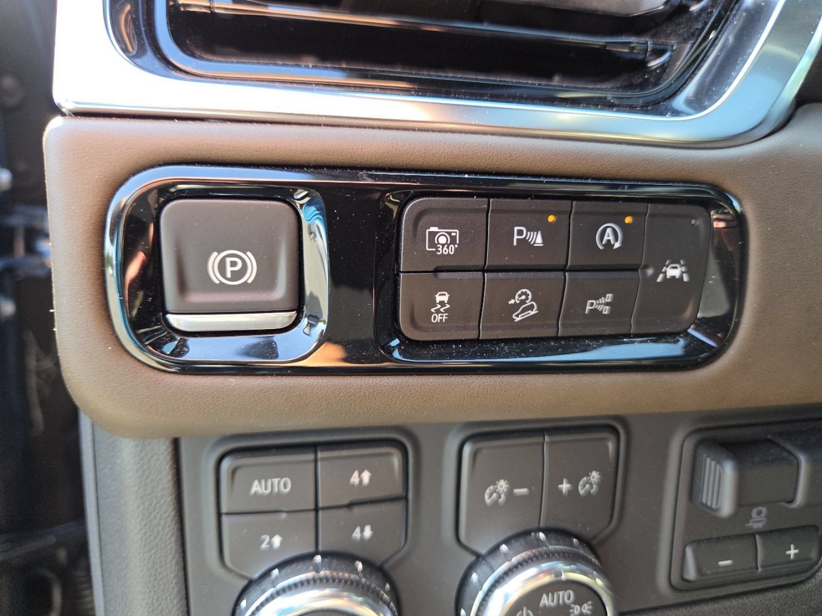 Used 2025 GMC Yukon XL Denali Ultimate AWD/4WD image 11
