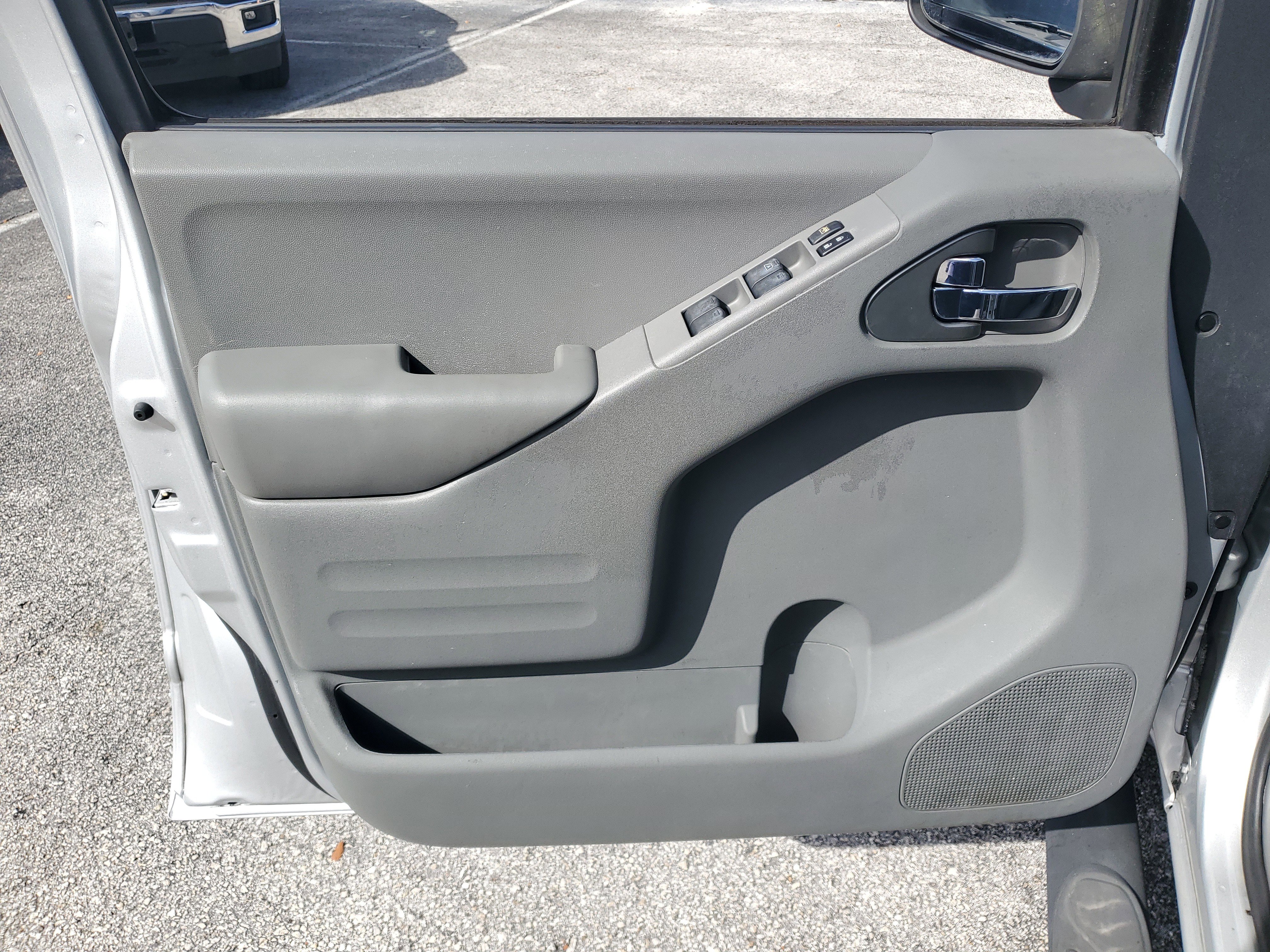 Used 2016 Nissan Frontier SV w/ SV Value Truck Package image 9