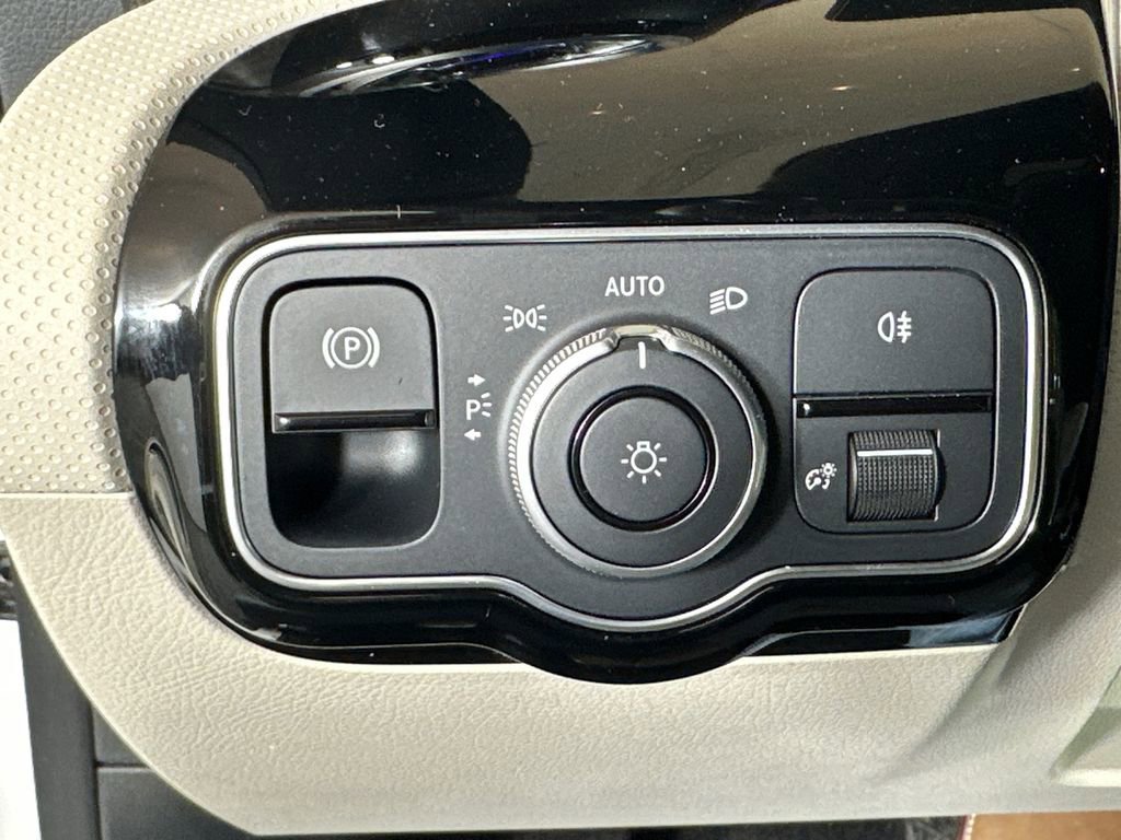 Certified 2025 Mercedes-Benz CLA 250 4MATIC image 32