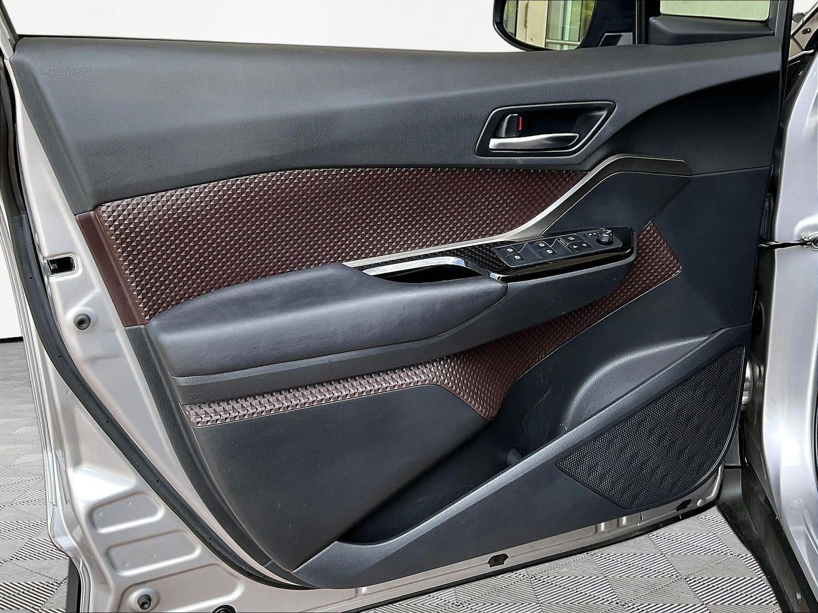 Used 2019 Toyota C-HR Limited FWD image 19