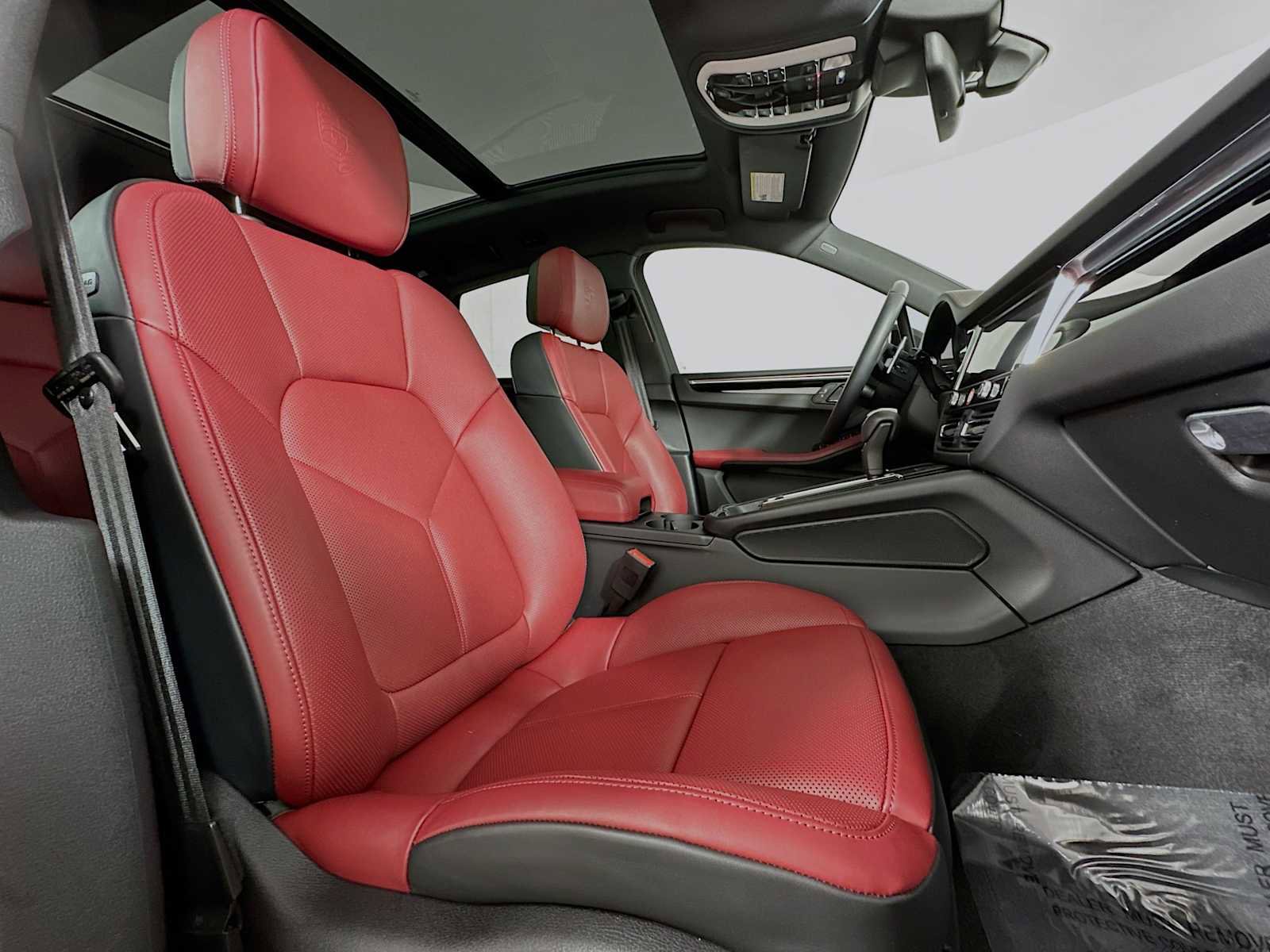 Certified 2025 Porsche Macan image 30