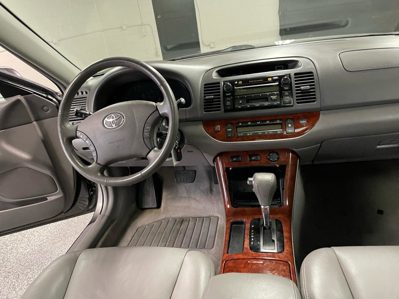 Used 2005 Toyota Camry XLE FWD image 16