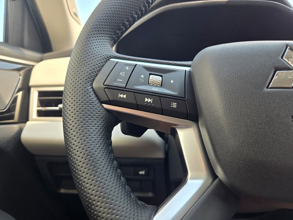 New 2025 Mitsubishi Outlander SE image 26