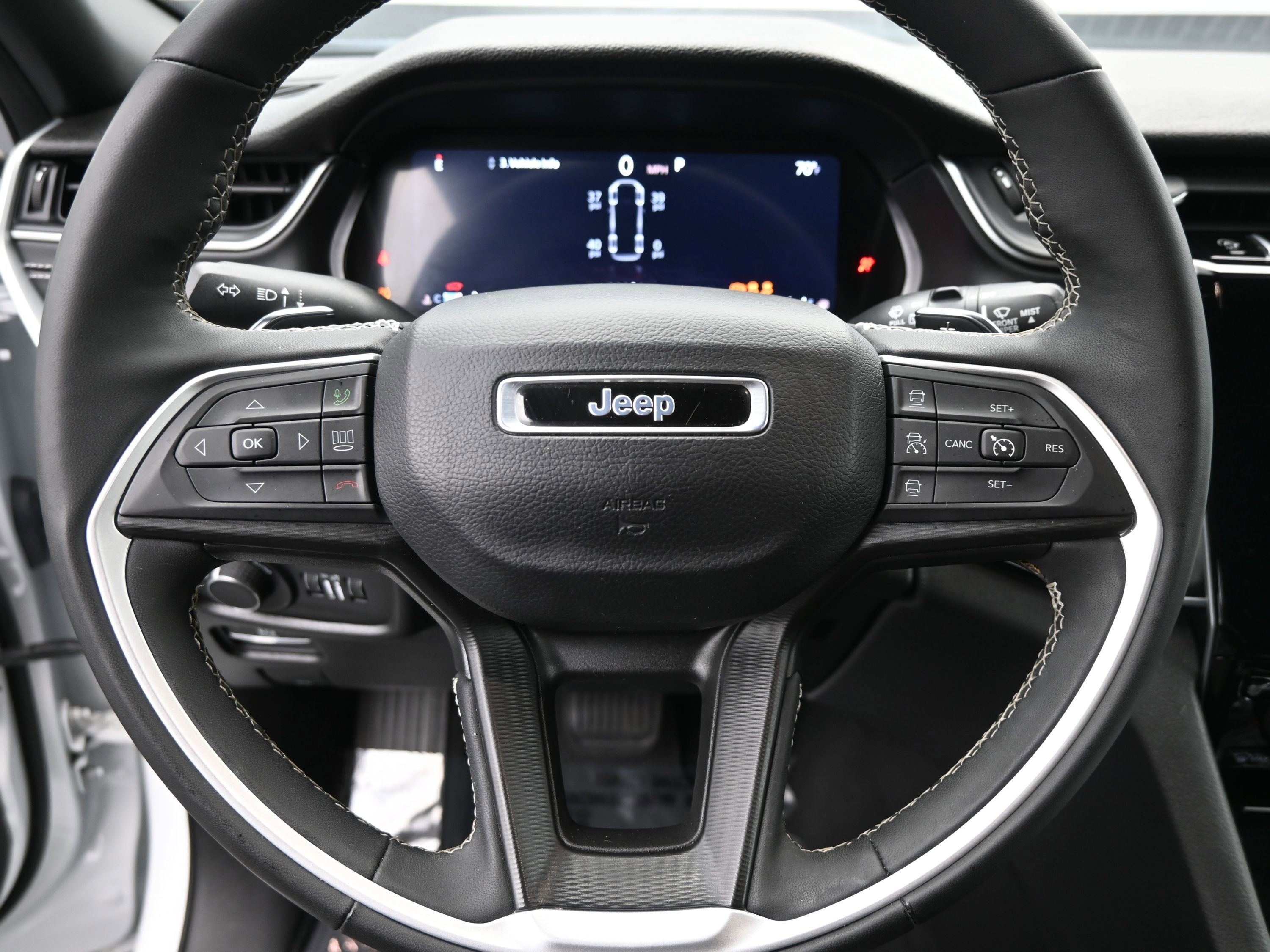 Used 2024 Jeep Grand Cherokee L Laredo image 11