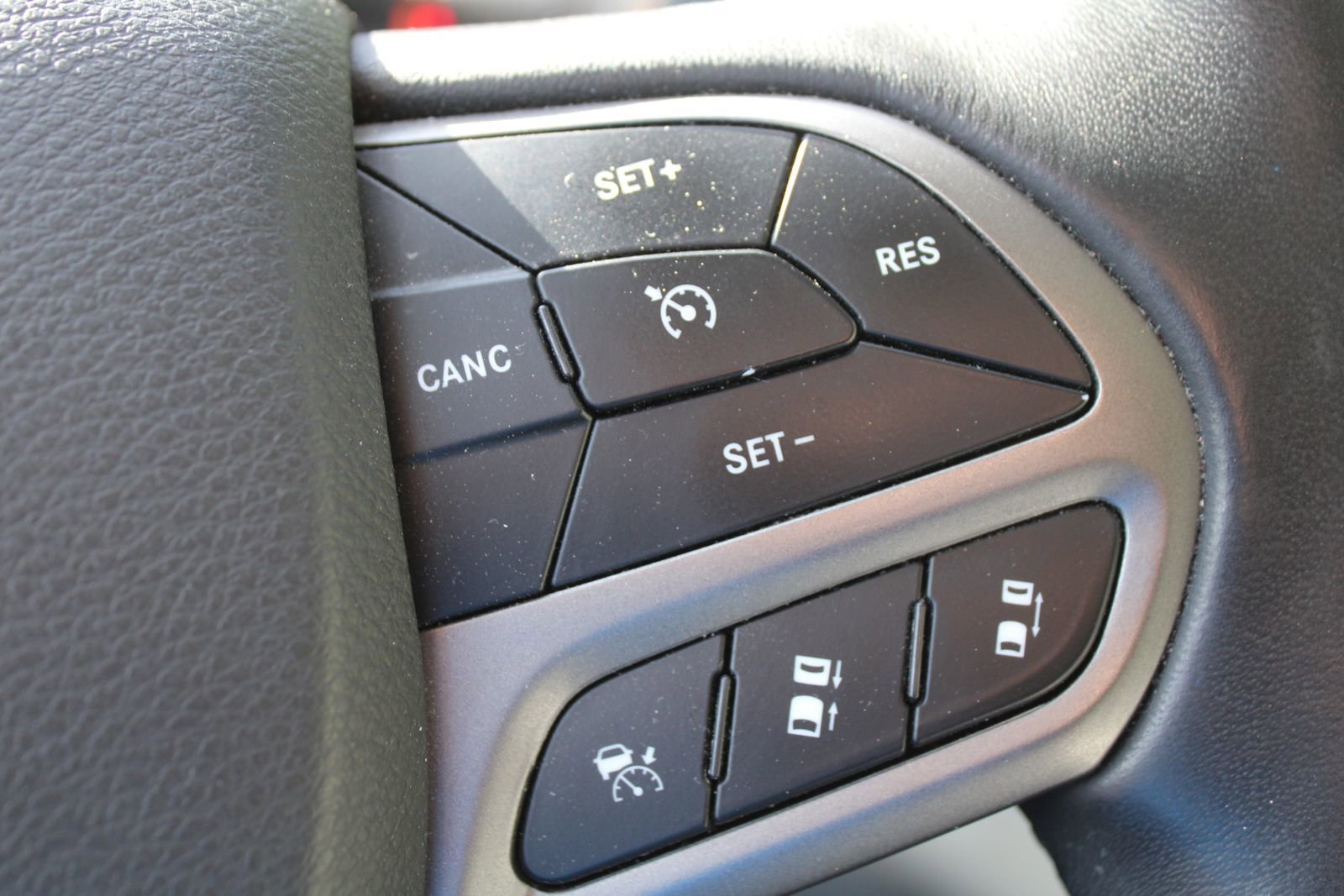 Used 2019 Jeep Cherokee Limited w/ Technology Group image 32