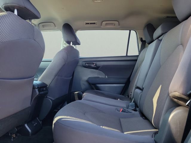 Used 2023 Toyota Highlander LE image 12