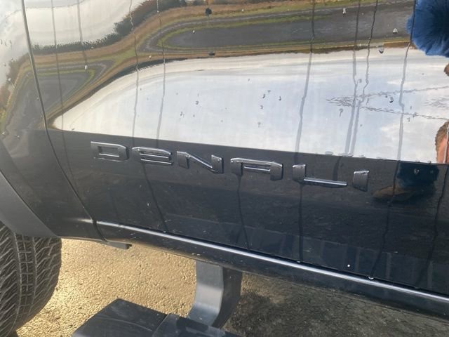 Used 2023 GMC Canyon Denali w/ Denali Black Edition image 7