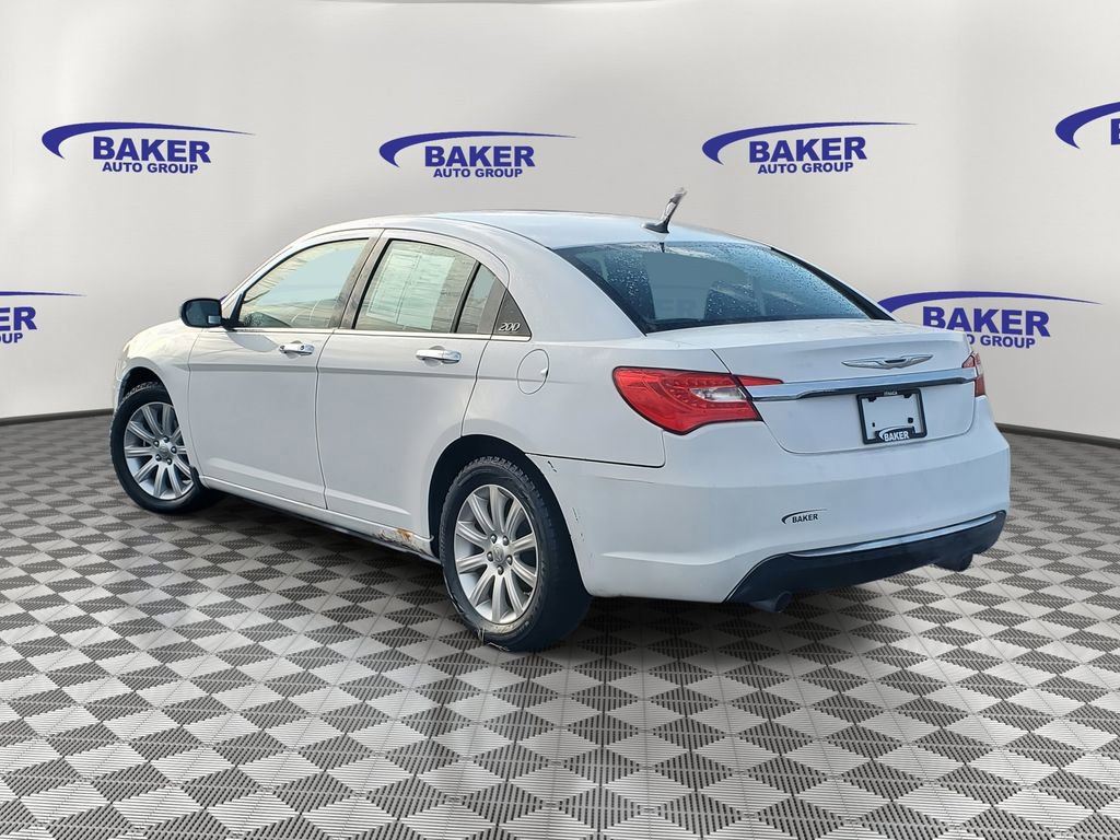 Used 2013 Chrysler 200 Limited FWD image 3