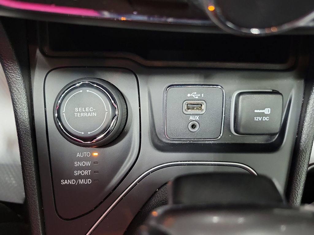 Used 2020 Jeep Cherokee Latitude Plus w/ Cold Weather Group AWD/4WD image 38