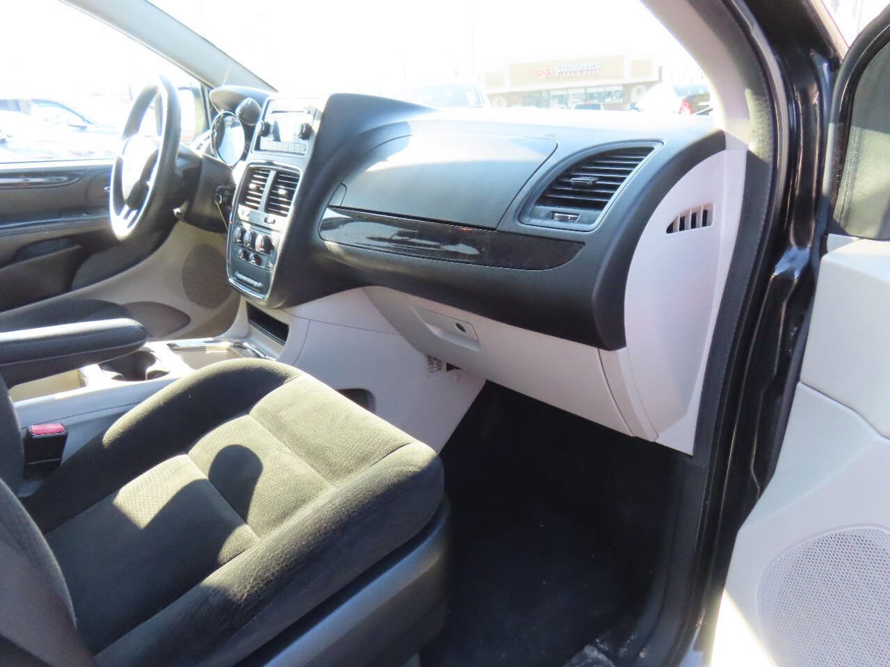 Used 2016 Dodge Grand Caravan SXT image 17