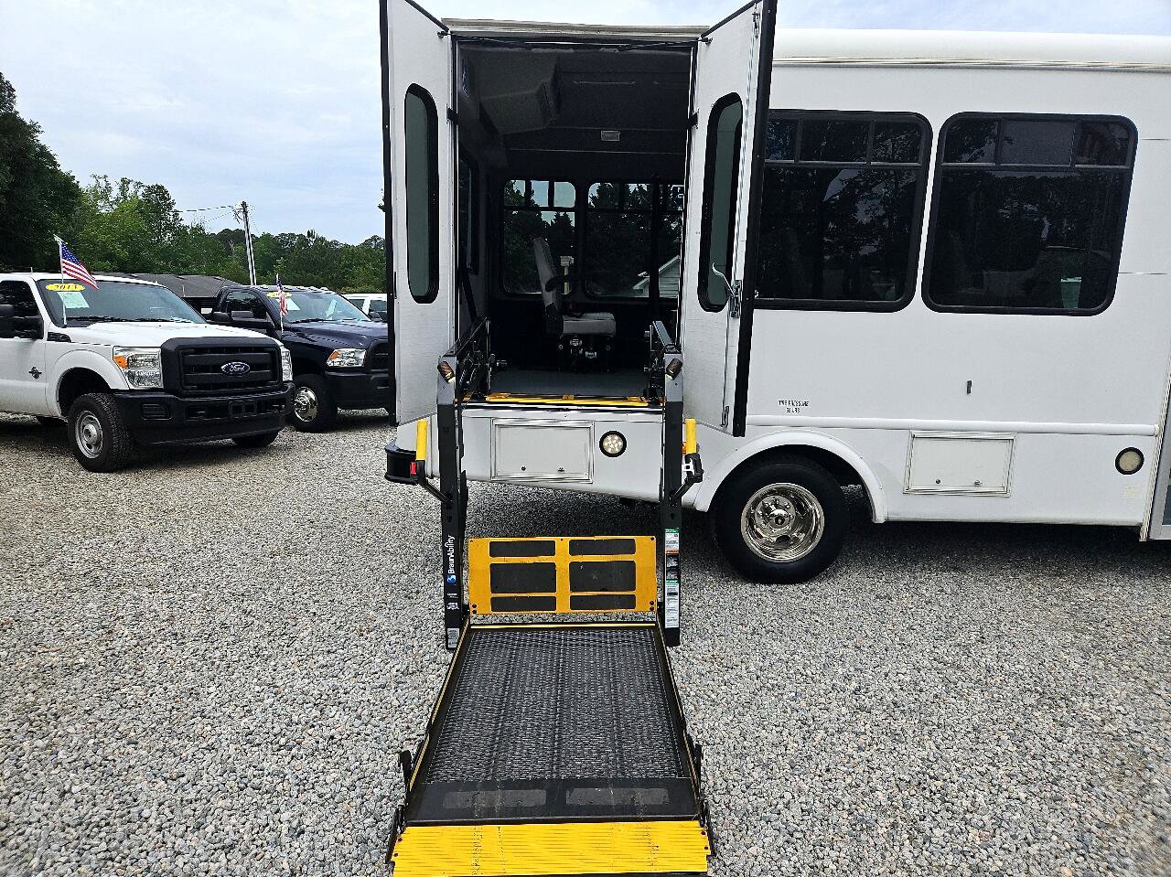 Used 2015 Chevrolet Express 3500 w/ Shuttle Bus Package image 18