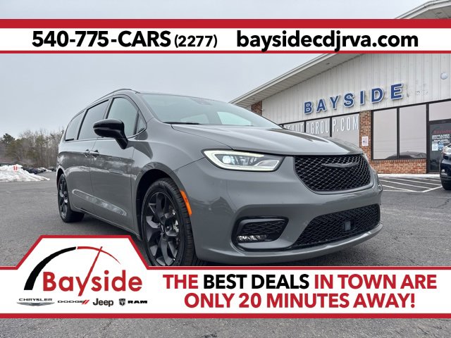 Used 2025 Chrysler Pacifica Limited image 1