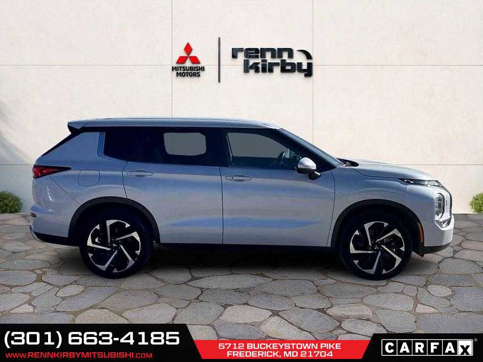 Used 2022 Mitsubishi Outlander SE image 2