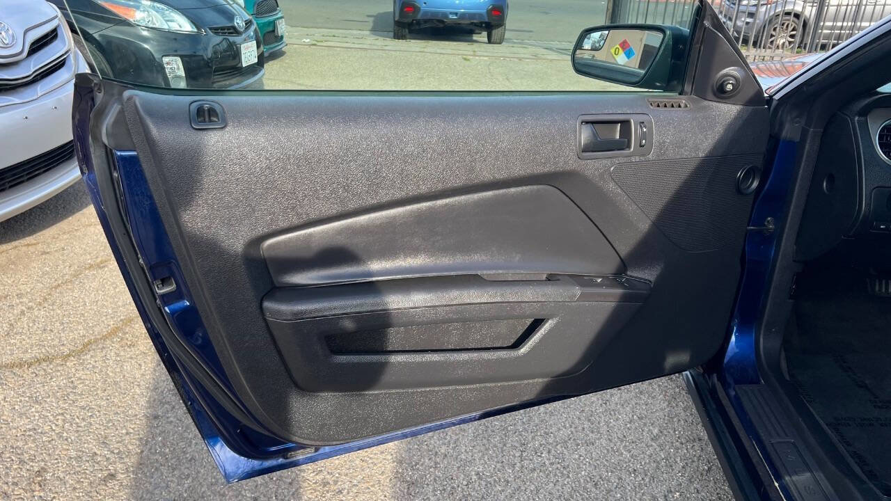 Used 2012 Ford Mustang Premium image 21