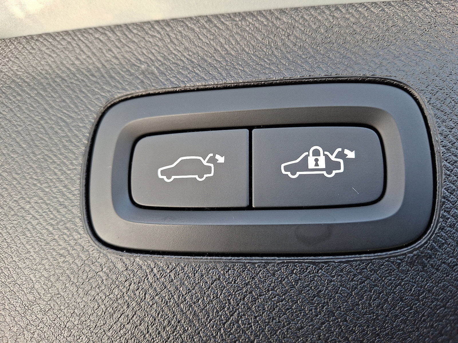 Used 2024 Volvo XC90 T8 Plus w/ Protection Package Premier image 31